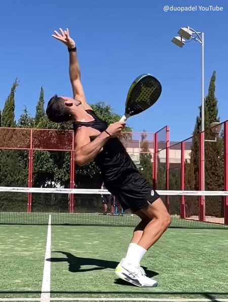 Beautiful kicksmash preparation from Javi Garrido - Courtesy of @duopadel